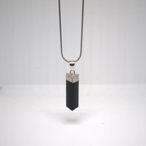 naszyjnik-z-czarnego-turmalinu-grot-60-cm-stal-nierdzewna-przod.webp