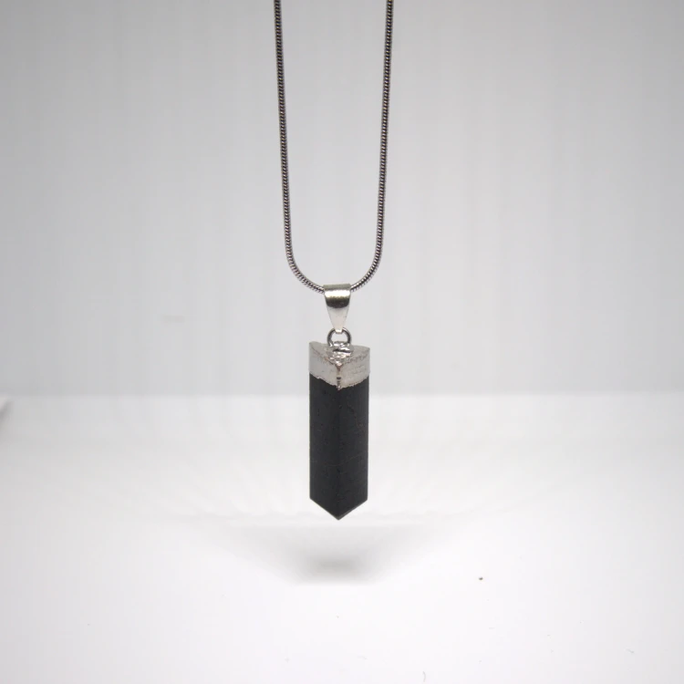 naszyjnik-z-czarnego-turmalinu-grot-60-cm-stal-nierdzewna-przod.webp