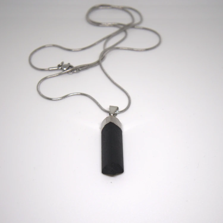 naszyjnik-z-czarnego-turmalinu-grot-60-cm-stal-nierdzewna-caly.webp