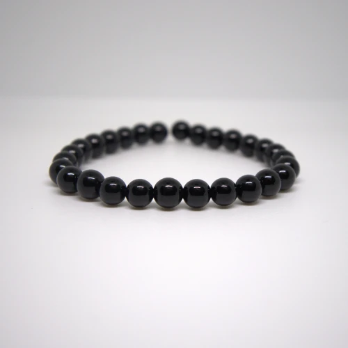 Bransoletka z czarnych kamieni naturalnych na elastycznej gumce – minimalistyczna biżuteria ochronna