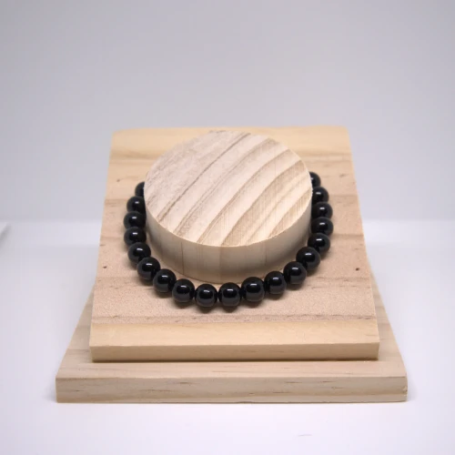 Naszyjnik z naturalnym kamieniem w złotej oprawie – elegancka biżuteria z minerałem