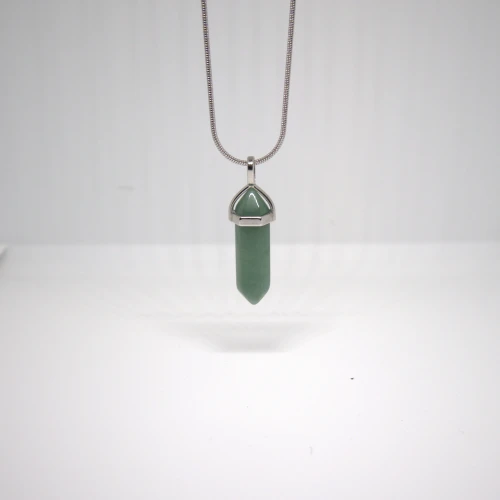 Naszyjnik z zielonym kamieniem naturalnym na łańcuszku – minimalistyczna biżuteria z minerałem
