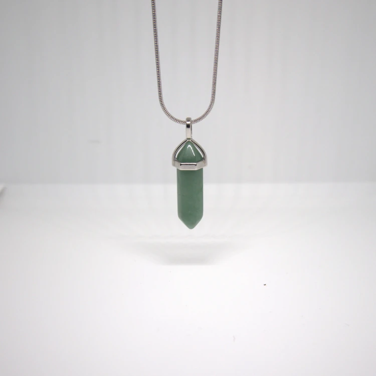 Naszyjnik z zielonym kamieniem naturalnym na łańcuszku – minimalistyczna biżuteria z minerałem
