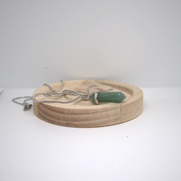 Bransoletka z jasnych kamieni naturalnych na elastycznej gumce – subtelna biżuteria damska