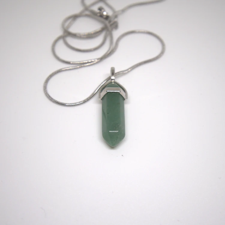 Naszyjnik z zielonym kamieniem naturalnym w formie zawieszki – elegancka biżuteria z minerałem