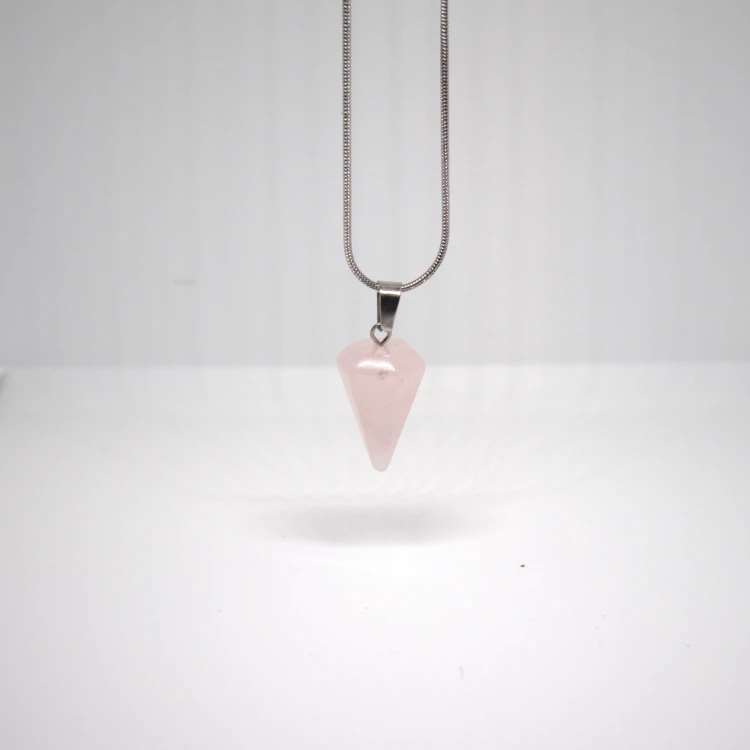 Naszyjnik z kwarcem różowym na łańcuszku – delikatna biżuteria z naturalnym kamieniem