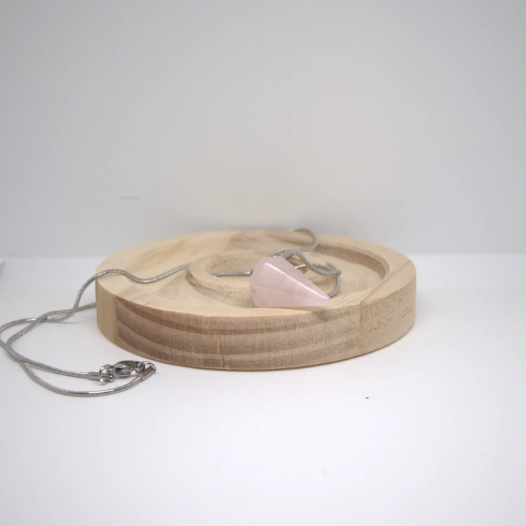 Bransoletka z jasnych kamieni naturalnych na elastycznej gumce – subtelna biżuteria damska