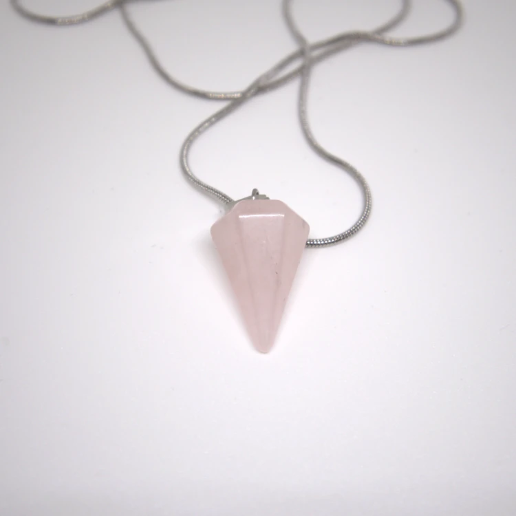 Wahadełko z kwarcu różowego na łańcuszku – zawieszka z naturalnym kamieniem do pracy energetycznej