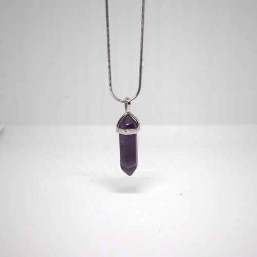 Naszyjnik z ametystu – grot – łańcuszek 60 cm – stal nierdzewna – amulet spokoju ducha