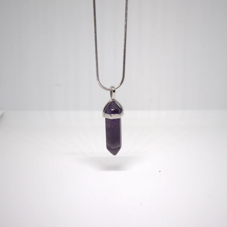 Naszyjnik z ametystu – grot – łańcuszek 60 cm – stal nierdzewna – amulet spokoju ducha