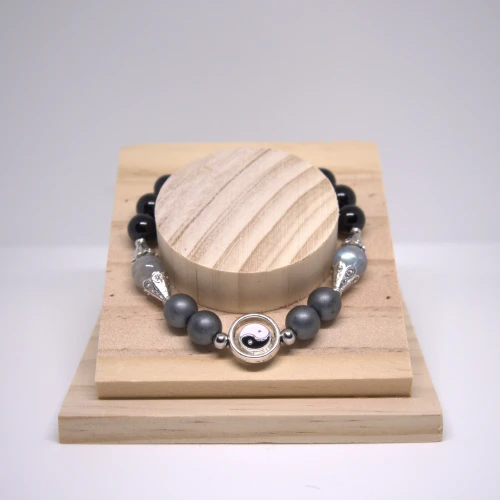 Bransoletka z onyksu, hematytu i labradorytu z symbolem yin yang – biżuteria ochronna i uziemiająca