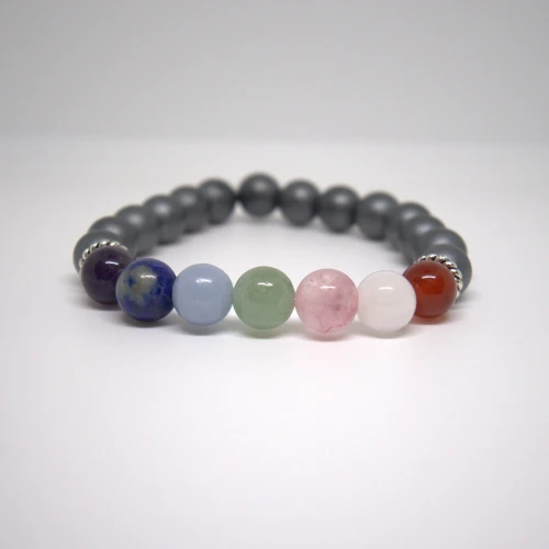 Zbliżenie bransoletki czakralnej z Hematytem i kamieniami czakr na jasnym tle, biżuteria wspierająca uziemienie i równowagę.