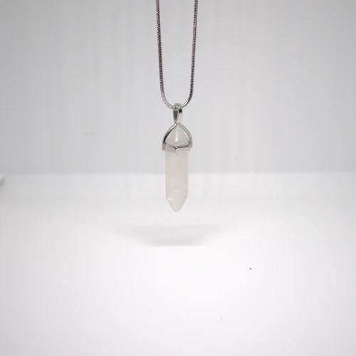 Naszyjnik z Kryształu Górskiego w formie grotu na srebrnym łańcuszku, minimalistyczna biżuteria wspierająca oczyszczenie i harmonię energii.