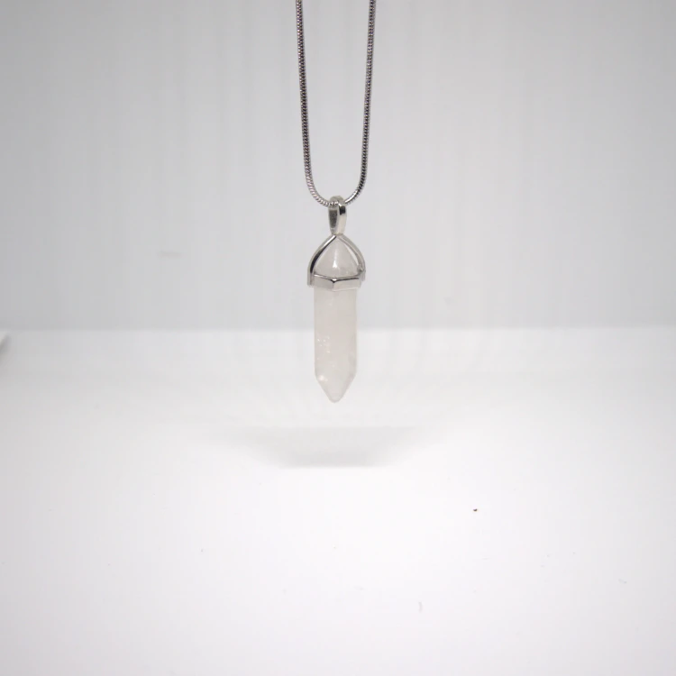 Naszyjnik z Kryształu Górskiego w formie grotu na srebrnym łańcuszku, minimalistyczna biżuteria wspierająca oczyszczenie i harmonię energii.