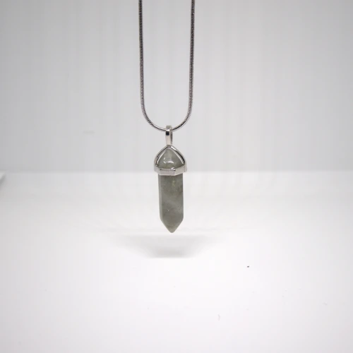 Naszyjnik z labradorytu w formie grotu na srebrnym łańcuszku, minimalistyczna biżuteria wspierająca intuicję i ochronę energetyczną.