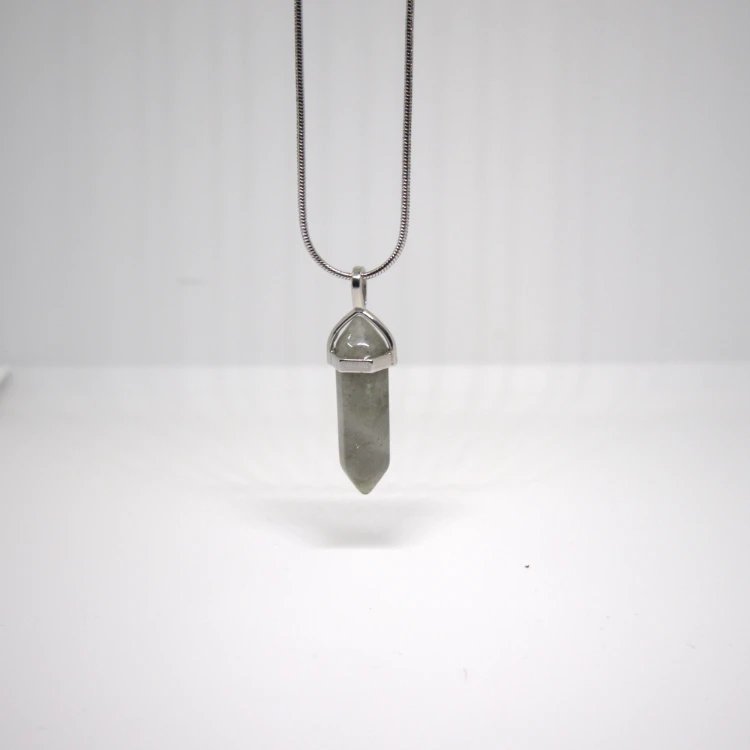 Naszyjnik z labradorytu w formie grotu na srebrnym łańcuszku, minimalistyczna biżuteria wspierająca intuicję i ochronę energetyczną.