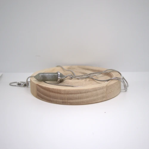 Naszyjnik z labradorytu na drewnianej podstawce, kamienny grot na łańcuszku ze stali nierdzewnej do sklepu internetowego.