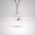 Biały breloczek Yin Yang zawieszony na kółku, stal nierdzewna, minimalistyczny symbol równowagi.