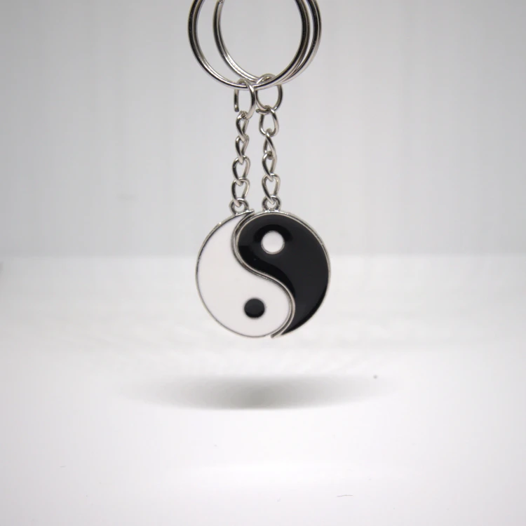 Komplet breloczków Yin Yang zawieszonych razem, stal nierdzewna, symbol bliskości, harmonii i relacji.