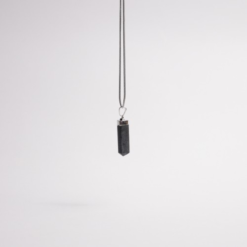naszyjnik-z-czarnego-turmalinu-grot-60-cm-stal-nierdzewna-przod